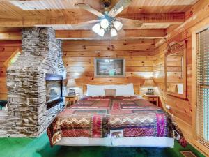 セバービルにあるCabin Fever #117のベッドルーム(ベッド1台、石造りの暖炉付) +27枚の写真