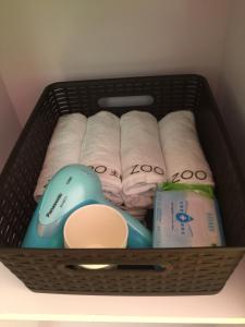 台东Zoo主题民宿的装满毛巾的篮子,洗涤剂和电脑鼠标 更多37张照片