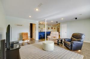 - un salon avec une télévision, un canapé et une chaise dans l'établissement Gravois Mills Home Boating Vacation!, à Gravois Mills