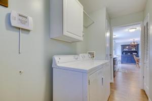 - un lave-linge et un sèche-linge blancs dans la buanderie dans l'établissement Gravois Mills Home Boating Vacation!, à Gravois Mills 36 autres photos