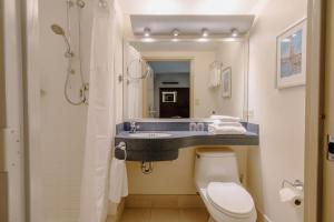 旧金山Club Quarters Hotel Embarcadero, San Francisco的带马桶和水槽的浴室