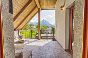 博维茨House Elipsa的可欣赏山景的阳台