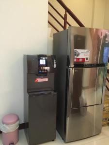 un distributore automatico accanto a un frigorifero e a un bidone della spazzatura di Zoo B&B a Città di Taitung