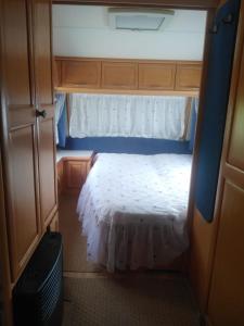 Postel nebo postele na pokoji v ubytování Csikykerti lakokocsi + 2 fotografie