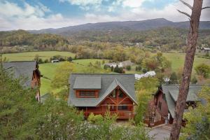 een blokhut met uitzicht op de bergen bij Dream Come True #555 in Pigeon Forge