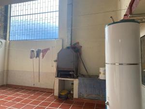 una stanza con una cisterna d'acqua e un pavimento piastrellato di Casa en Paipa, Boyacá a Paipa