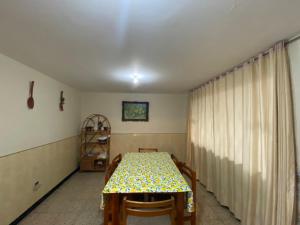 una stanza con un tavolo e una tovaglia sopra di Casa en Paipa, Boyacá a Paipa Altre 13 foto