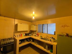 una piccola cucina con lavello e frigorifero di Casa en Paipa, Boyacá a Paipa