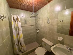 un bagno con un water e un lavandino di Casa en Paipa, Boyacá a Paipa