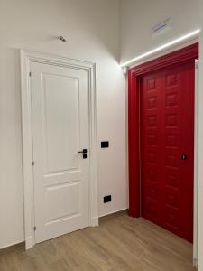 Una habitación con dos puertas y una puerta roja. en Siculus Bed and Breakfast, en Catania