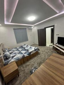 una camera con letto e TV di Mamy Residence a Nouakchott Altre 19 foto