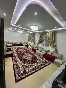 un soggiorno con un divano e un tappeto di Mamy Residence a Nouakchott