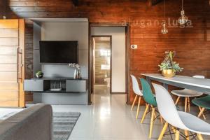Televisyen dan/atau pusat hiburan di Ogram Houses - Com jacuzzi a 3min da praia