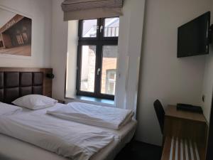 Giường trong phòng chung tại Hotel Jomfru Ane