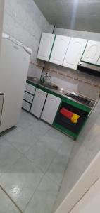 Kuchyň nebo kuchyňský kout v ubytování San Antonio ROOM cerca al aeropuerto