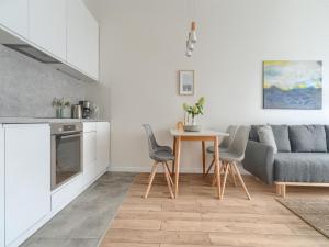 une cuisine et un salon avec une table et un canapé dans l'établissement Apartment in Dziwnów near sandy beach, à Dziwnów