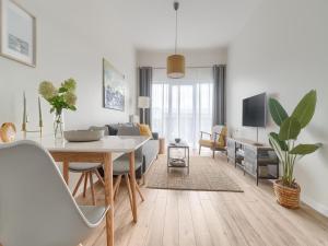 un salon avec une table et une salle à manger dans l'établissement Apartment in Dziwnów near sandy beach, à Dziwnów