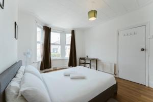 Ένα ή περισσότερα κρεβάτια σε δωμάτιο στο Manor House Great Rooms to Stay