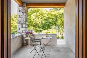 eine Terrasse mit Tisch und Stühlen in der Unterkunft La Grubla un rifugio nel bosco in Mergozzo