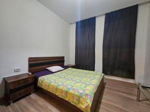 ein kleines Schlafzimmer mit einem Bett und einem Fenster in der Unterkunft Feine Wohnung mitten im Zentrum in Kusadası + 26 Fotos