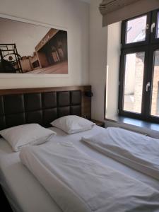 Giường trong phòng chung tại Hotel Jomfru Ane