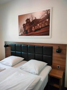 Giường trong phòng chung tại Hotel Jomfru Ane