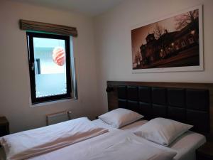 Giường trong phòng chung tại Hotel Jomfru Ane
