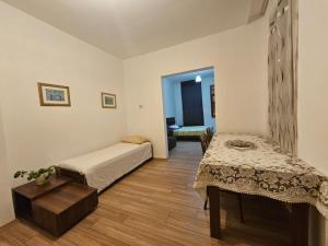 ein Zimmer mit zwei Betten und einem Tisch darin in der Unterkunft Feine Wohnung mitten im Zentrum in Kusadası