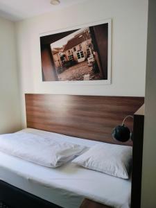 Giường trong phòng chung tại Hotel Jomfru Ane