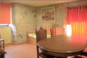 - une salle à manger avec une table et un lit dans l'établissement Apartamentos Ababides, à Baiona