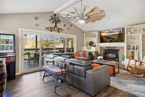 Una sala de estar con muebles de cuero y chimenea. en Gatlinburg - Barbara's Song #4125, en Gatlinburg