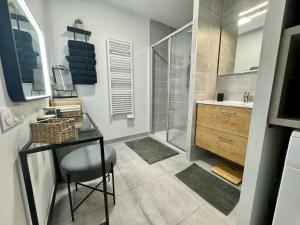 Bilik mandi di T3 Neuf 68m2 & Terrasse 33m2 en dernier étage avec parking privatif couvert classé 4 étoiles +6 gambar