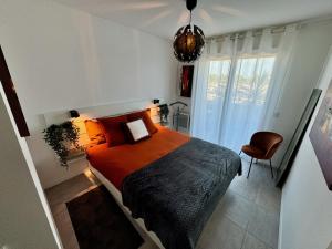 Katil atau katil-katil dalam bilik di T3 Neuf 68m2 & Terrasse 33m2 en dernier étage avec parking privatif couvert classé 4 étoiles