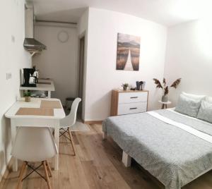 Postel nebo postele na pokoji v ubytování Monte Sonia Apartments