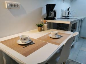 Příslušenství pro přípravu čaje a kávy v ubytování Monte Sonia Apartments