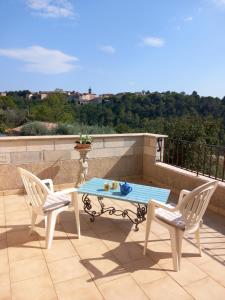 Balkón alebo terasa v ubytovaní Detached villa with pool, Partial air-conditioning, set in a secure private garden, 800 metres from medieval village + 24 fotografií