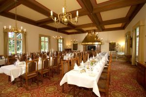 uma grande sala de jantar com mesas e cadeiras em Landgasthof Hotel Rössli em Lucerna