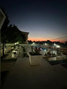 Bazén v ubytování Relax Apartment & Hotel nebo v jeho okolí