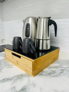 a tea kettle and two cups on a wooden tray at Fuenlabrada in Fuenlabrada +8 photos