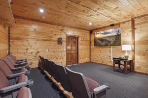 een conferentieruimte met stoelen en een bureau in een hut bij Pinnacle Pool View Lodge #625 in Gatlinburg +38 foto's