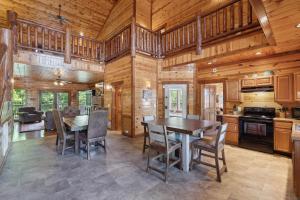 een keuken en eetkamer met een tafel en stoelen bij Pinnacle Pool View Lodge #625 in Gatlinburg