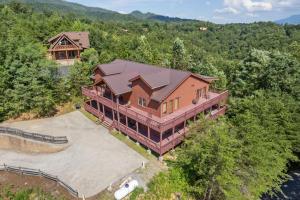 een uitzicht op een groot huis in het bos bij Pinnacle Pool View Lodge #625 in Gatlinburg