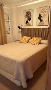 Giường trong phòng chung tại Garbí Beachfront Apartament - Primera línea con vistas al Mar Mediterraneo