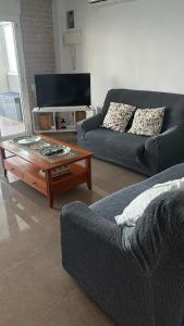 TV/trung tâm giải trí tại Garbí Beachfront Apartament - Primera línea con vistas al Mar Mediterraneo