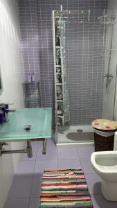 Phòng tắm tại Garbí Beachfront Apartament - Primera línea con vistas al Mar Mediterraneo