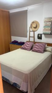 Giường trong phòng chung tại Garbí Beachfront Apartament - Primera línea con vistas al Mar Mediterraneo +8 ảnh