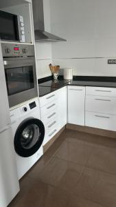 Nhà bếp/bếp nhỏ tại Garbí Beachfront Apartament - Primera línea con vistas al Mar Mediterraneo