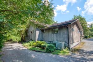 una pequeña casa con un árbol al lado de una calle en River Dream #466, en Gatlinburg