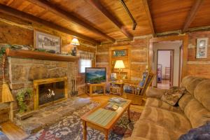 Una sala de estar con chimenea y un sofá. en River Dream #466, en Gatlinburg