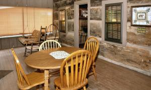 Un comedor con mesa y sillas de madera. en River Dream #466, en Gatlinburg